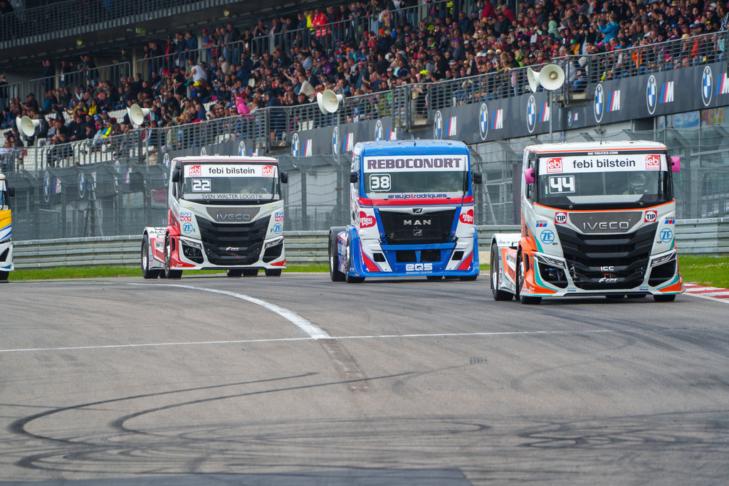 A7406718 | 13.07.2024 Goodyear FIA European Truck Racing Championship (ETRC) NürburgringBild: Dreikampf zwischen #44 Steffi Halm (DE), #38 JOSÉ EDUARDO RODRIGUES (Portugal) und #22 Lukas Hahn (DE) - Realisiert mit Pictrs.com