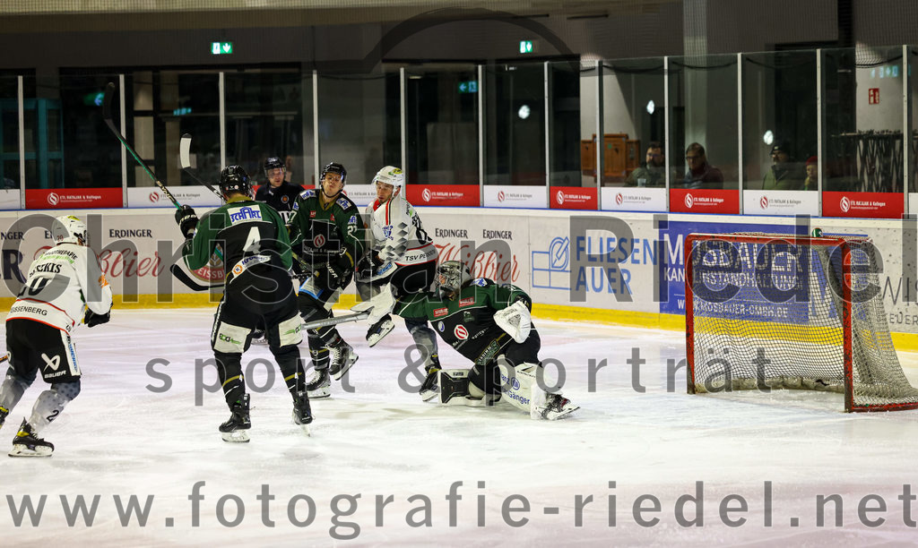2022-11-04_095_Eishockey_TSV_Erding_gegen_TSV_Peissenberg | Erding, Deutschland, 04.11.2022:
Eishockey, Bayernliga 2022 / 2023, 10. Spieltag, TSV Erding gegen TSV Peißenberg, Endergebnis: 4:3

Simon Franz (Erding Gladiators, #4), Mark Waldhausen (Erding Gladiators, #27), Torwart Christoph Schedlbauer (Erding Gladiators, #31)

Foto: Christian Riedel / fotografie-riedel.net