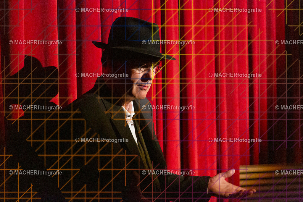 002_MFL-2025 | Portraitbilder von Regisseur; Darsteller; Techniker; Maske; Kostüme; Chor; Musiker; Bilderserie der Generalprobe und der Premierenvorstellung, Szenenbilder; Ausdrucksstudien; Bühnenüberblick; Bühnenkulissen; Pressefotos inkl. Redaktionsfoto Darstellergruppe.