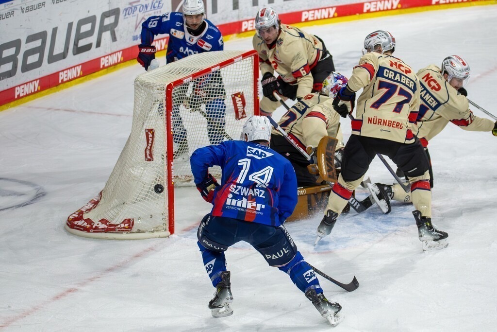 DEL, Deutsche Eishockey Liga Saison 2024/25, 15. Spieltag: Adler Mannheim gegen Nürnberg Ice Tigers. Bild: Gute Chance für Jordan Szwarz (14, Mannheim) | DEL, Deutsche Eishockey Liga Saison 2024/25, 15. Spieltag: Adler Mannheim gegen Nürnberg Ice Tigers. Bild: Gute Chance für Jordan Szwarz (14, Mannheim) - Realisiert mit Pictrs.com