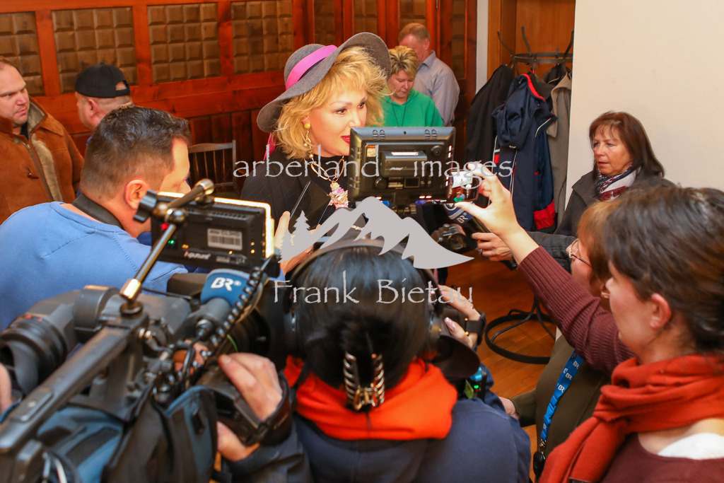 OE7A6570 | großes Medien Interesse an der Person Gloria Gray