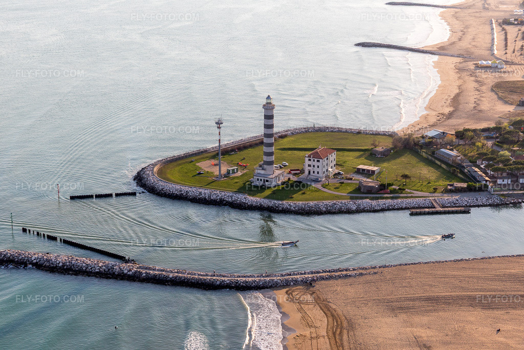 Aerial view: Leuchtturm als historisches Seefahrtszeichen im Küstenbereich der Adria in Lido di Jesolo in the state Veneto, Italy.Photo: IMG_098210.jpg taken on 04/03/2017 by Werner Riehm/FLY-FOTO.comResolution of the original: 5472 x 3648 px