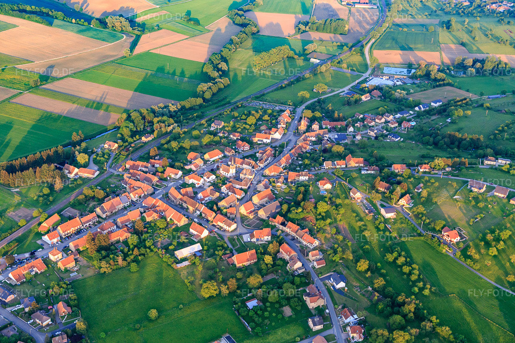 Luftbild: Ortsansicht von Westen in Vœllerdingen im Bundesland Bas-Rhin in Frankreich. – Foto: IMG_107420.jpg vom 19.05.2018 durch Werner Riehm/FLY-FOTO.de – Auflösung des Originals: 5472 x 3648 px