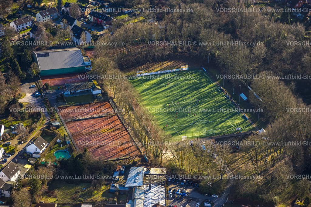 Castrop-Rauxel240106211 | Luftbild, Fußballstadion Erin Kampfbahn des SV Wacker Obercastrop 29/65 e.V., Fußballspieler auf dem Feld, Tennisplätze des Tennisclub Blau-Weiss Castrop-Rauxel 06 e.V., Obercastrop, Castrop-Rauxel, Ruhrgebiet, Nordrhein-Westfalen, Deutschland