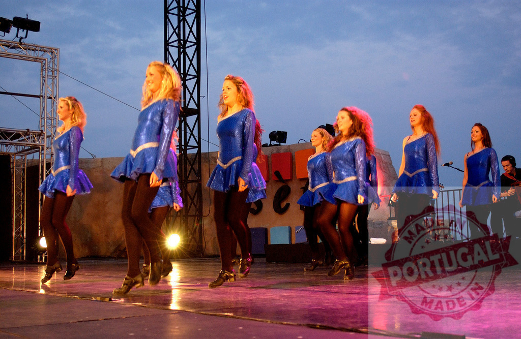 Irish dancers performing on stage with blue costumes | Group of female irish dancers performing a traditional irish dance on stage wearing blue costumes - Realized with Pictrs.com