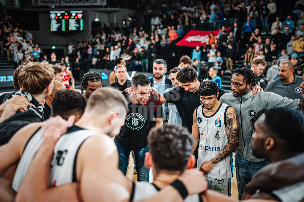 Basketball | Männer | Saison 2024/2025 | easyCredit Basketball Bundesliga | 18. Spieltag | Veolia Towers Hamburg vs. FIT/One Würzburg Baskets | 26.01.2025 | Benedikt Turudic (#44, Veolia Towers Hamburg) macht eine Ansage nach dem Spiel