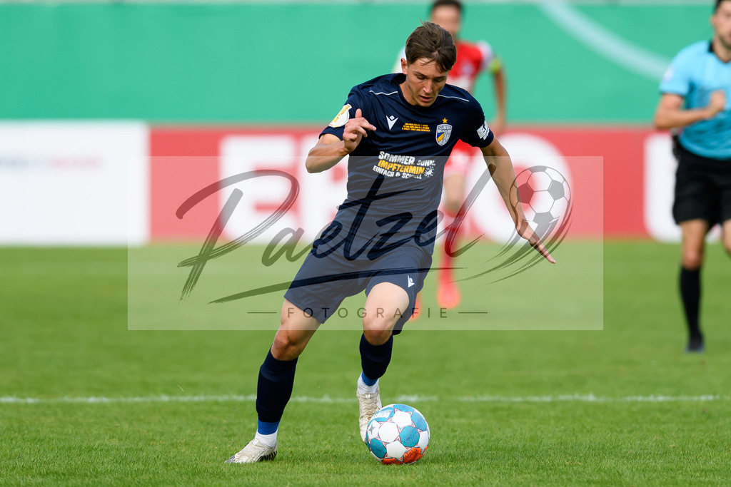 JENKOE20210808_309 | Fussball, Herren: Alexander Prokopenko (FC Carl Zeiss Jena) in Aktion, am Ball, Einzelaktion beim Spiel der 1. Runde im DFB-Pokal zwischen FC Carl Zeiss Jena und 1. FC Koeln im Ernst-Abbe-Sportfeld am 08.08.2021 in Jena, Deutschland.DFB / DFL REGULATIONS PROHIBIT ANY USE OF PHOTOGRAPHS AS IMAGE SEQUENCES AND/OR QUASI-VIDEO. - Realisiert mit Pictrs.com