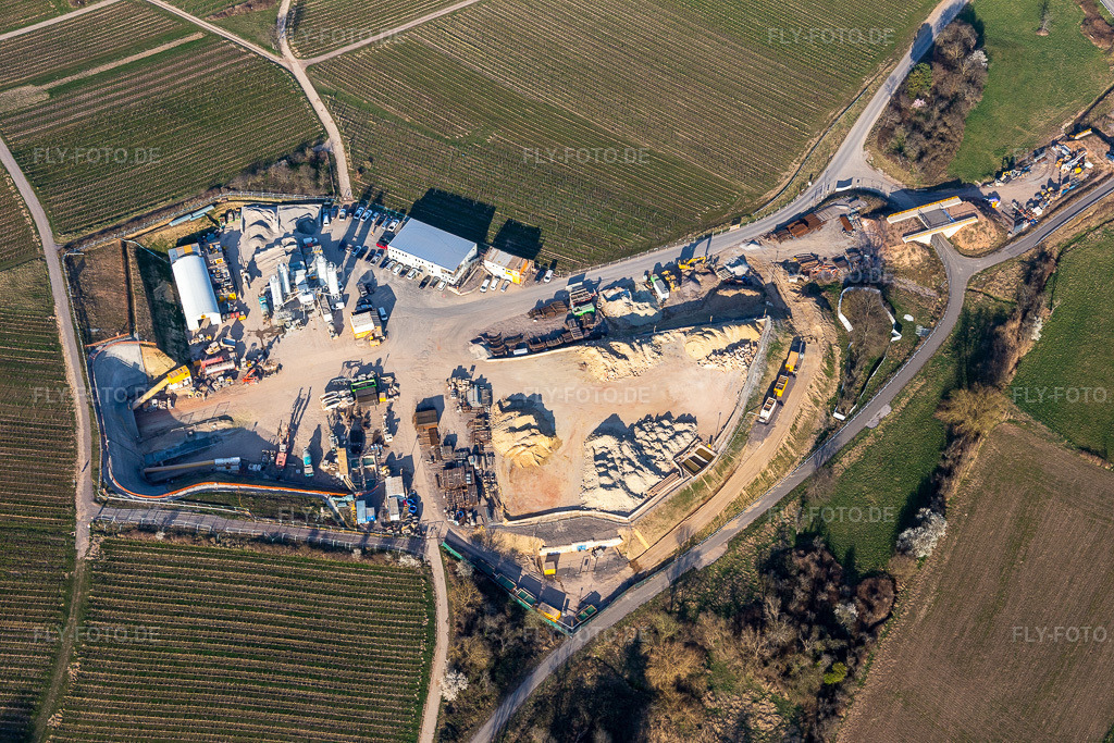 Luftbild: Baustelle des Tunnelportals Ost für den Astrid-Tunnel zur Unterquerung und Ortsumgehung von Bad Bergzabern zwischen B38 (Weinstraße) und B427 (Kurtalstraße) in Dörrenbach im Bundesland Rheinland-Pfalz in Deutschland.Foto: IMG_130923.jpg vom 22.03.2022 durch Werner Riehm/FLY-FOTO.deBemo: - BEMO Tunnelling GmbHLandesbetrieb Mobilität Rheinland-PfalzStadt Bad BergzabernHerrenknecht AG - Pioneering Underground Together