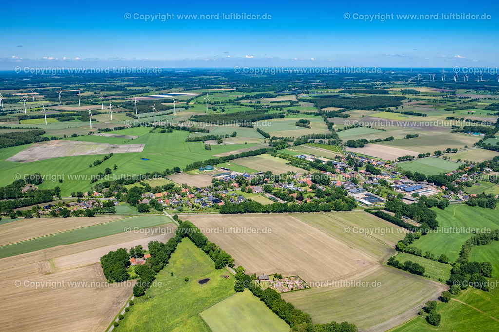 Aspe_ELS_6917030622 | KUTENHOLZ 03.06.2022 Ortsansicht der Straßen und Häuser der Wohngebiete in Kutenholz-Aspe im Bundesland Niedersachsen, Deutschland. // Town View of the streets and houses of the residential areas in Kutenholz Aspe in the state Lower Saxony, Germany. Foto: Martin Elsen