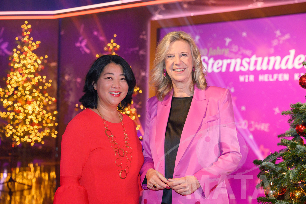 _DWA1348 | Yoko Higuchi-Zitzmann und Frau Dr. Katja Wildermuth bei '30 Jahre Sternstunden-Gala 2023' in der Frankenhalle. Nürnberg, 15.12.2023 - Realisiert mit Pictrs.com