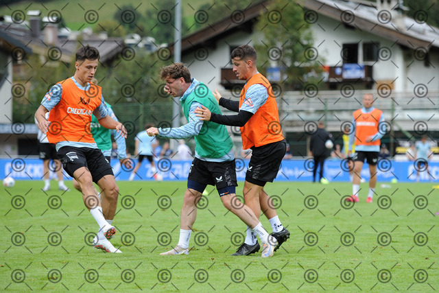 DSC_7045b | Hertha BSC, 2.Bundesliga, Saison 2025/26, Herren, im Bild von re. Diego Demme ( Hertha BSC ), Leon Jensen ( Hertha BSC ), Tim Hoffmann ( Hertha BSC ), Trainingslager 15.07. 2025 Kitzbühel, Österreich   Foto: Ralf Gebhardt - Realisiert mit Pictrs.com