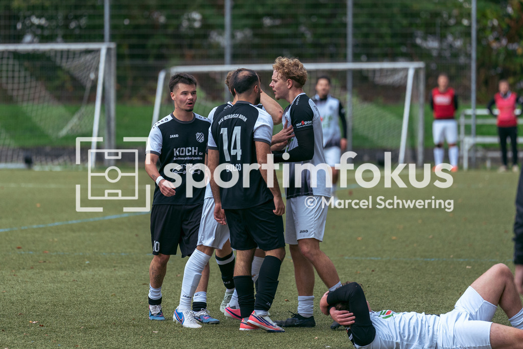 TSV 05 Ronsdorf – SSV Bergisch Born II | Rudelbildung um Angelo Bifulco (14, SSV Bergisch Born II). Bezirksliga Niederrhein, Gruppe 2: TSV 05 Ronsdorf gegen SSV Bergisch Born II, Wuppertal, 11.10.2026. Endstand: 3:1. sportimfokus / Marcel Schwering - Realisiert mit Pictrs.com