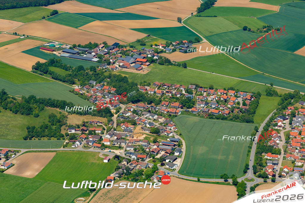 Das Luftbild zeigt : Hörmannsdorf Weng - Die Luftaufnahme wurde 2024 vom UL-Flugzeug aus erstellt ( keine Drohne ) - Hochauflösende Luftaufnahme - Für grossformatige Ausdrucke geeignet. Die Geschenkidee !Mit Lizenz und Bildrechte bestellbar