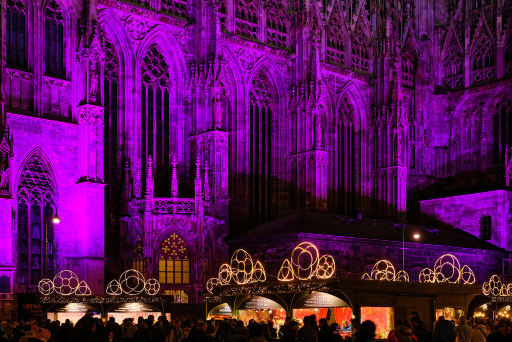 Weihnachtsmarkt am Stephansplatz mit Stephansdom | Wien, Austria - November 29, 2023: Weihnachtsmarkt am Stephansplatz mit lila beleuchteten Stephansdom. - Realisiert mit Pictrs.com