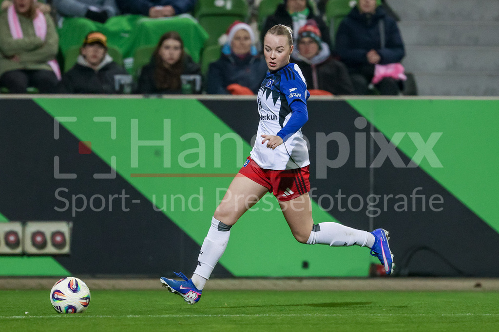 Fussball, Google Pixel Frauen-Bundesliga, VfL Wolfsburg - Hamburger SV | Mia Büchele (Hamburger SV, 17) am Ball, Freisteller, Einzelbild, Ganzkörper, Aktion, Action, Spielszene, DIE DFB-RICHTLINIEN UNTERSAGEN JEGLICHE NUTZUNG VON FOTOS ALS SEQUENZBILDER UND/ODER VIDEOÄHNLICHE FOTOSTRECKEN. DFB REGULATIONS PROHIBIT ANY USE OF PHOTOGRAPHS AS IMAGE SEQUENCES AND/OR QUASI-VIDEO.