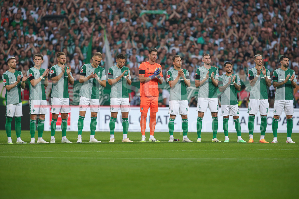 Fussball, Bundesliga, SV Werder Bremen - FC Bayern München | v.li.: Spieler des SV Werder Bremen bei einer Gedenkminute zu Ehren des verstobenen Horst-Dieter Höttges, DIE DFL-RICHTLINIEN UNTERSAGEN JEGLICHE NUTZUNG VON FOTOS ALS SEQUENZBILDER UND/ODER VIDEOÄHNLICHE FOTOSTRECKEN. DFL REGULATIONS PROHIBIT ANY USE OF PHOTOGRAPHS AS IMAGE SEQUENCES AND/OR QUASI-VIDEO.