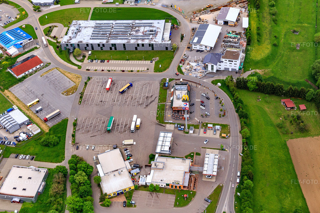 Luftbild: Total LKW Parkplatz Autohof Vöhringen in Vöhringen im Bundesland Baden-Württemberg in Deutschland.Foto: IMG_114729.jpg vom 31.05.2019 durch Werner Riehm/FLY-FOTO.deAuflösung des Originals: 5224 x 3483 px24-TOTAL Autohof Sulz-Vöhringen - 24-Autohof - Beste Autohofkette seit 2007