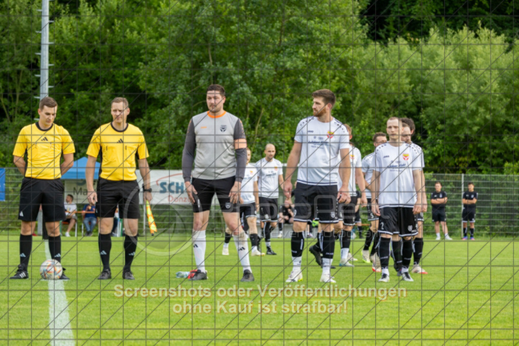 20250616_182803_0060 | #,  TV Eybach (weiß) vs. 1.FC Donzdorf II (rot), Fussball, Entscheidungsspiel 3 in Kreisliga A3 - Bezirk Neckar/Fils, Saison 2024/2025, Rasensportplatz, Staufenecker Str. 41, 73084 Salach, 16.06.2025 - 18:30 Uhr,Foto: PhotoPeet-Sportfotografie/Peter Harich