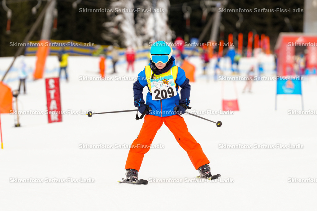 SRF_02.01.2026_0264 | Skirennfotos,Serfaus,Fiss,Ladis,Kinderskirennen,Winter,Tirol,Oberland,skirace,SFL,feelfree,weil wir's genießen,ski,Ski,skifahren,Sonnenplateau, - Realisiert mit Pictrs.com