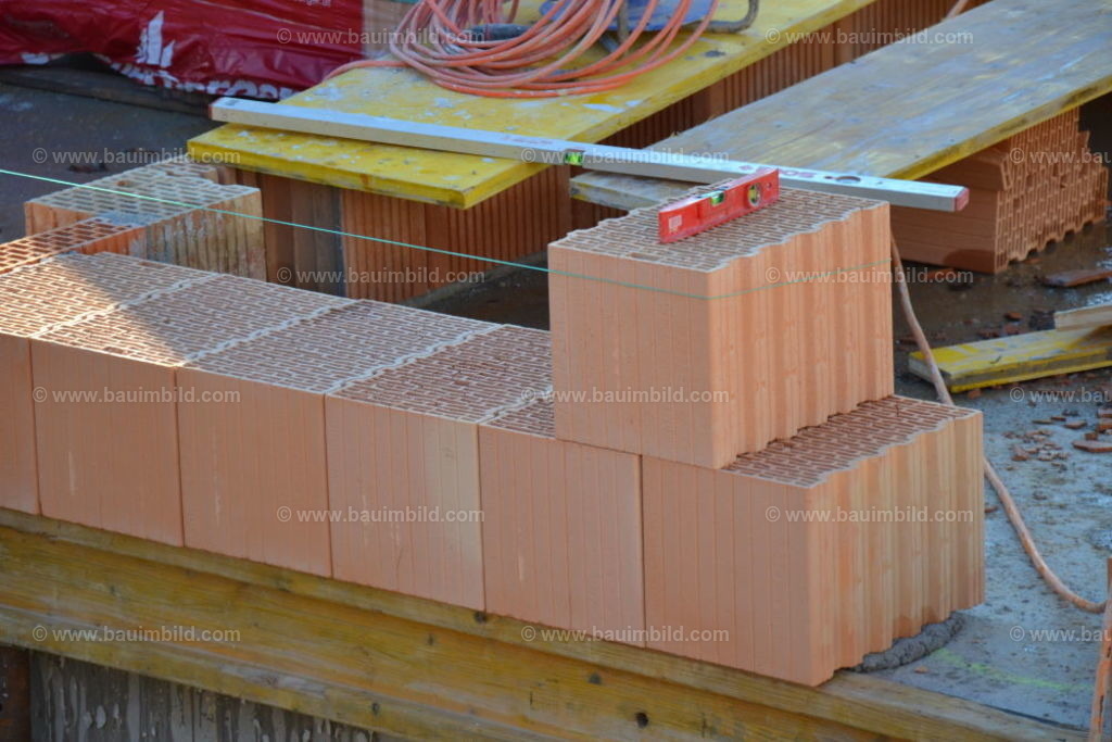 bib-lg07-mauerarbeiten-0001 | Nach LV-Leistungsgruppen sortierte Detailfotos über den Bau eines Hauses. Alle Hausbau-Bilder direkt vom Urheber und Autor der Website Haus-Selber-Bauen.com