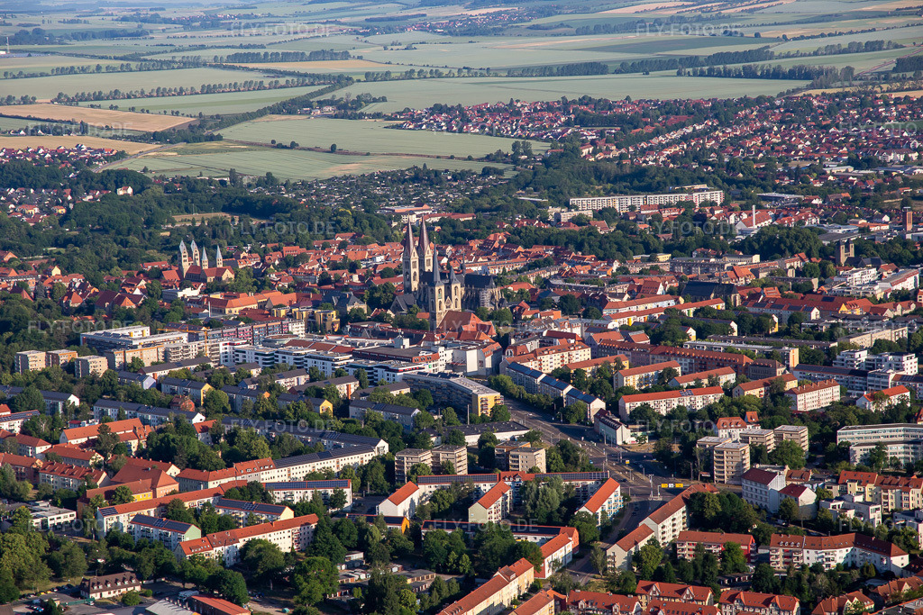 Luftbild: Dom und Domschatz Halberstadt in Halberstadt im Bundesland Sachsen-Anhalt in Deutschland. Foto: IMG_136330.jpg vom 15.06.2023 durch Werner Riehm/FLY-FOTO.deDom und Domschatz - Kulturstiftung Sachsen-Anhalt