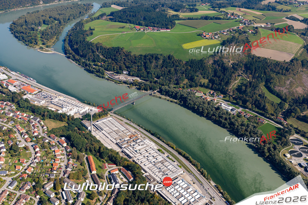Die Luftbildaufnahme Donaustrasse - Passau wurde 2020 mittels Flugzeug (keine Drohne) erstellt. Perfekte Schärfe und Druck- Ergebnisse- Garantiert!