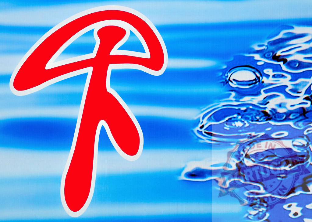Abstract red logo symbol on blue water background | Stylized red stick figure logo representing energy and activity on a blue water surface with bubbles - Realisiert mit Pictrs.com