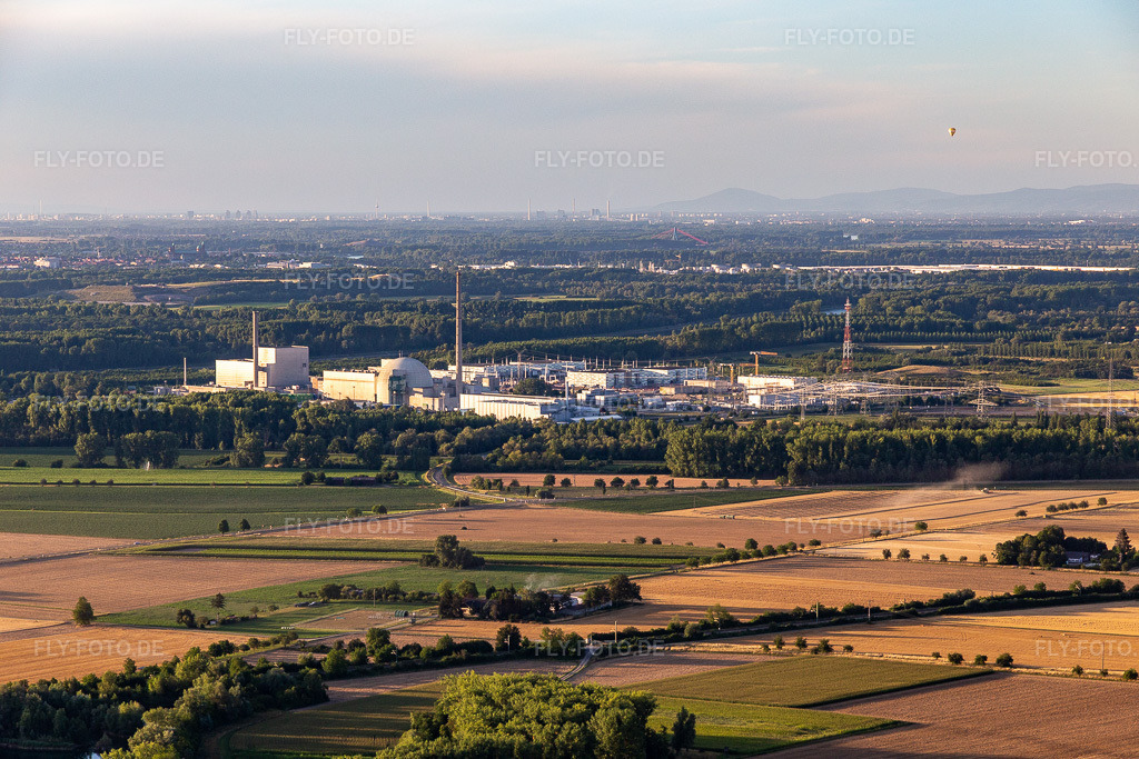 Luftbild: TransnetBW GmbH, Gleichstrom-Umspannwerk auf dem Gelände des ehemaligen EnBW Kernkraft GmbH (EnKK), Philippsburg in Philippsburg im Bundesland Baden-Württemberg in Deutschland. Foto: IMG_133530.jpg vom 12.07.2022 durch Werner Riehm/FLY-FOTO.deWWW.TRANSNETBW.DE