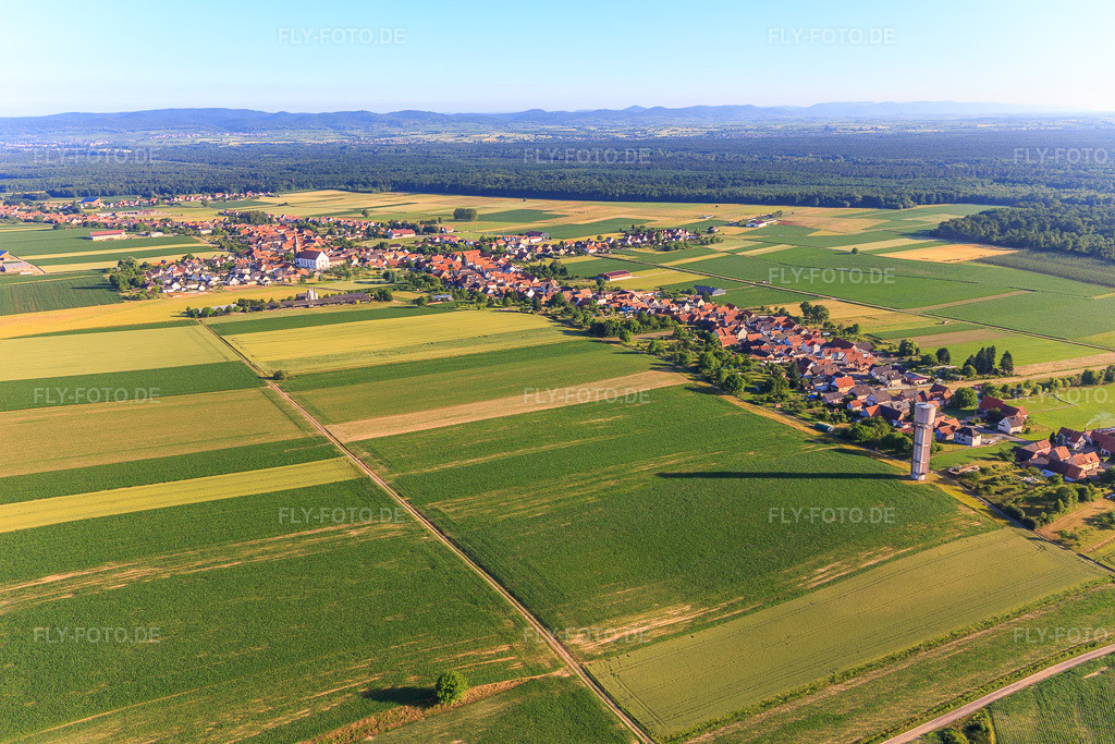 Luftbild: Ortsansicht von Nordwesten in Schleithal im Bundesland Bas-Rhin in Frankreich. – Foto: IMG_100959.jpg vom 17.06.2017 durch Werner Riehm/FLY-FOTO.de – Auflösung des Originals: 5472 x 3648 px