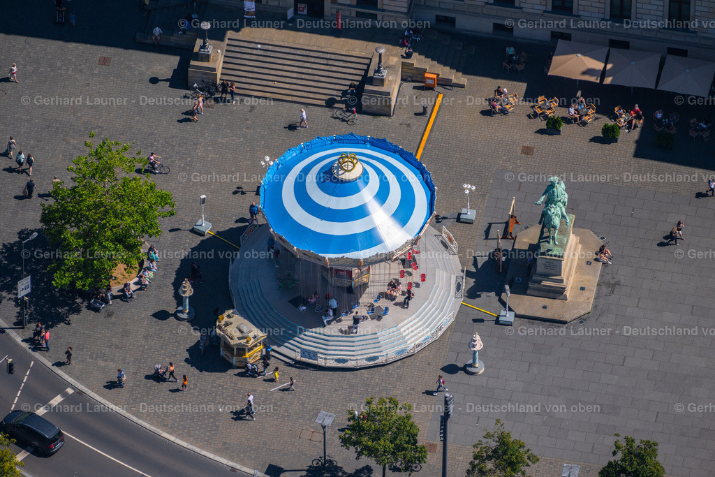 4035760 | BRAUNSCHWEIG 31.07.2020 Fahrgeschäft am Denkmal "Herzog Karl Wilhelm Ferdinand" am Schloßplatz in Braunschweig im Bundesland Niedersachsen, Deutschland. // Amusement ride at the monument "Herzog Karl Wilhelm Ferdinand" in Brunswick in the state Lower Saxony, Germany. Foto: Gerhard Launer