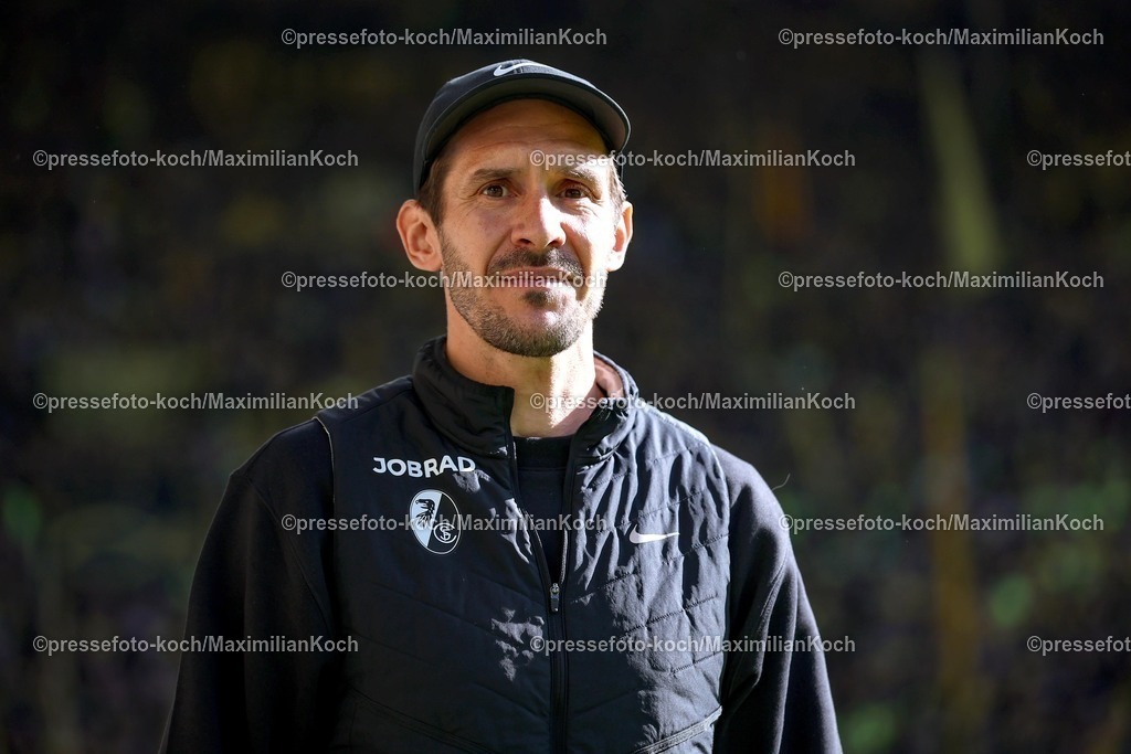 BVB26042601001 | 26.04.2026, Fußball, Borussia Dortmund - SC Freiburg, 1. Fußball Bundesliga, 31. Spieltag, Signal Iduna Park, Saison 2025 2026: Cheftrainer Julian Schuster (SC Freiburg #hc ) DFB regulations prohibit any use of photographs as image sequences and or quasi-video.