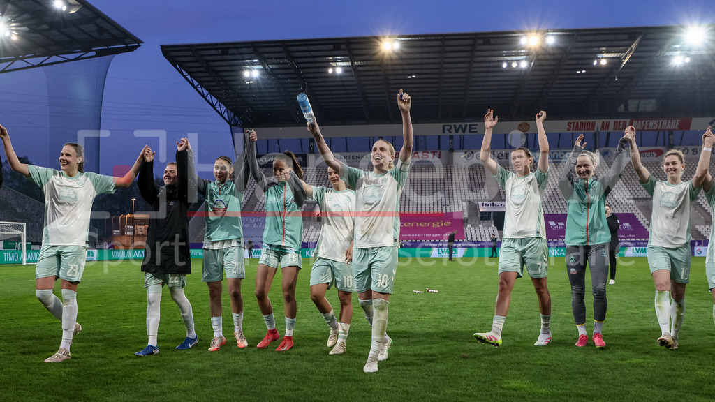Fussball, Google Pixel Frauen-Bundesliga, SGS Essen - SV Werder Bremen | v.li.: Spielerinnen des SV Werder Bremen mit Jubel über den Sieg, Freude über das gewonnene Spiel, bedanken sich bei den Fans, Zuschauern für die Unterstützung, DIE DFB-RICHTLINIEN UNTERSAGEN JEGLICHE NUTZUNG VON FOTOS ALS SEQUENZBILDER UND/ODER VIDEOÄHNLICHE FOTOSTRECKEN. DFB REGULATIONS PROHIBIT ANY USE OF PHOTOGRAPHS AS IMAGE SEQUENCES AND/OR QUASI-VIDEO.