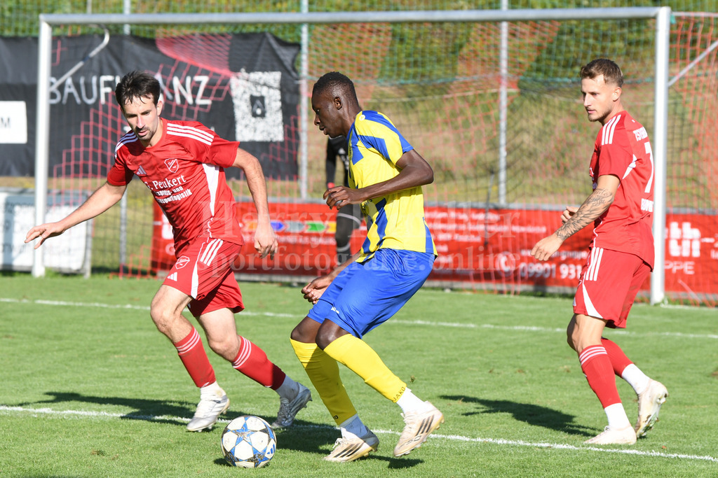 TSV Seebach : SV Wenzenbach | Malik Traore (SVW) gegen Gergö Adorjan (TSV Seebach #30) und Jonas Brunner ( TSV Seebach) - Realisiert mit Pictrs.com
