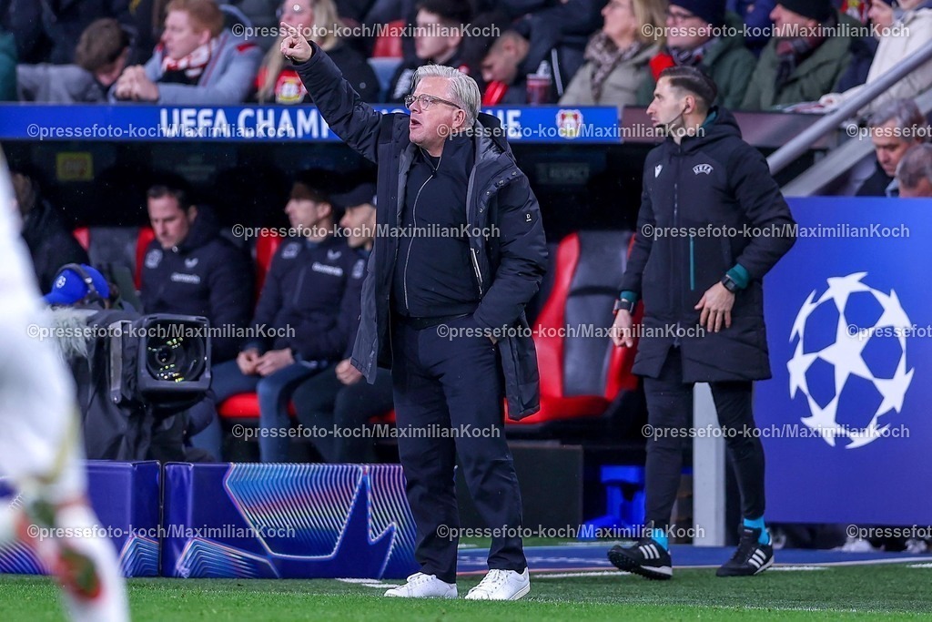 UCL29012501074 | 29.01.2025, Fußball, Bayer 04 Leverkusen - AC Sparta Prag, UEFA Champions League, 8. Spieltag, BayArena, Saison 2024 2025: Cheftrainer Lars Friis (Sparta Prag) gestikulierend am Spielfeldrand