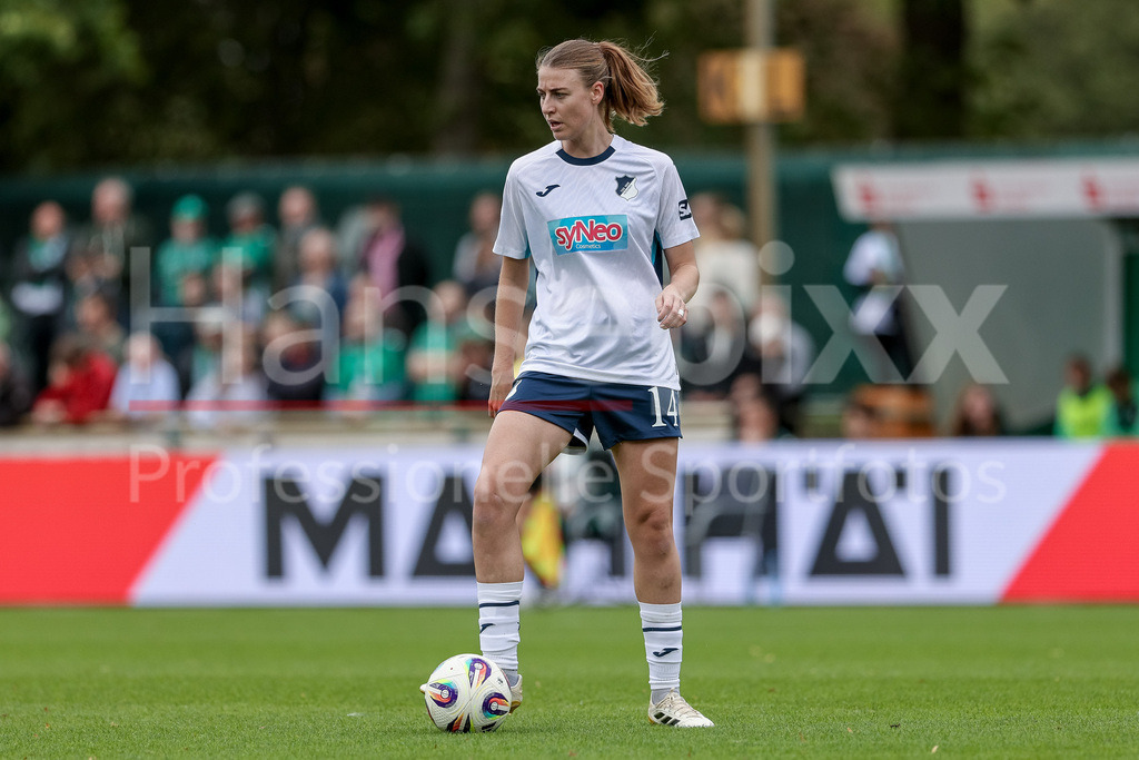 Fussball, Google Pixel Frauen-Bundesliga, SV Werder Bremen - TSG 1899 Hoffenheim | Lisa Doorn (TSG 1899 Hoffenheim, 14) am Ball, Freisteller, Einzelbild, Ganzkörper, Aktion, Action, Spielszene, DIE DFB-RICHTLINIEN UNTERSAGEN JEGLICHE NUTZUNG VON FOTOS ALS SEQUENZBILDER UND/ODER VIDEOÄHNLICHE FOTOSTRECKEN. DFB REGULATIONS PROHIBIT ANY USE OF PHOTOGRAPHS AS IMAGE SEQUENCES AND/OR QUASI-VIDEO.