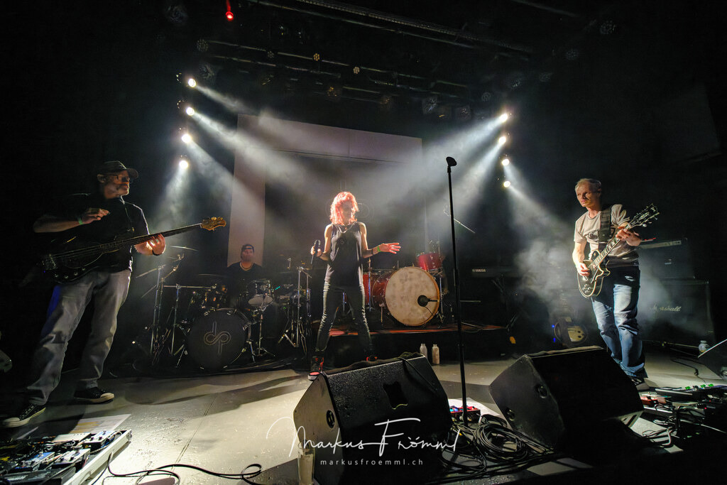20240525-diversity-plan-041 | Die Rockband diversity plan am Samstag 25. Mai 2024 im Senkel Kulturhaus in Stans NW, Schweiz. Sascha (Drums), Roli (Keys), Judith (Vocals), Pädi (Gitarre), Mark (Bass). www.diversityplan.band . Foto: Markus Frömml