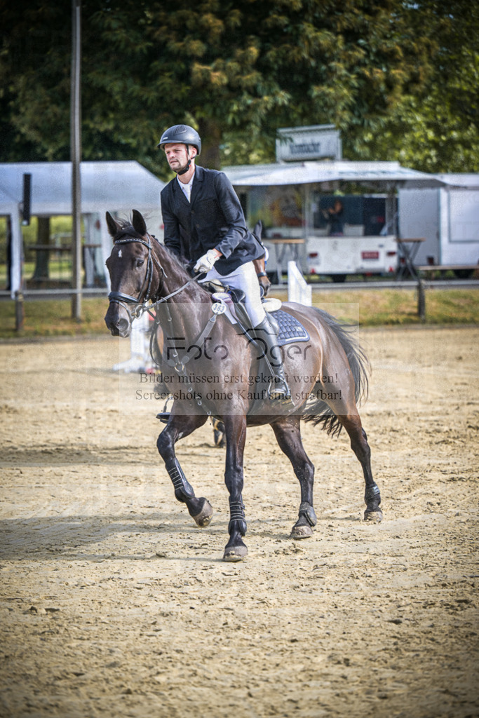 DOS_2066 | Entdecke hochwertige Reitturnierfotos von Foto Oger. Professionell, emotional und authentisch – jetzt Lieblingsmomente im Shop bestellen.Deutschlandweite Turnierfotografie. - Realisiert mit Pictrs.com