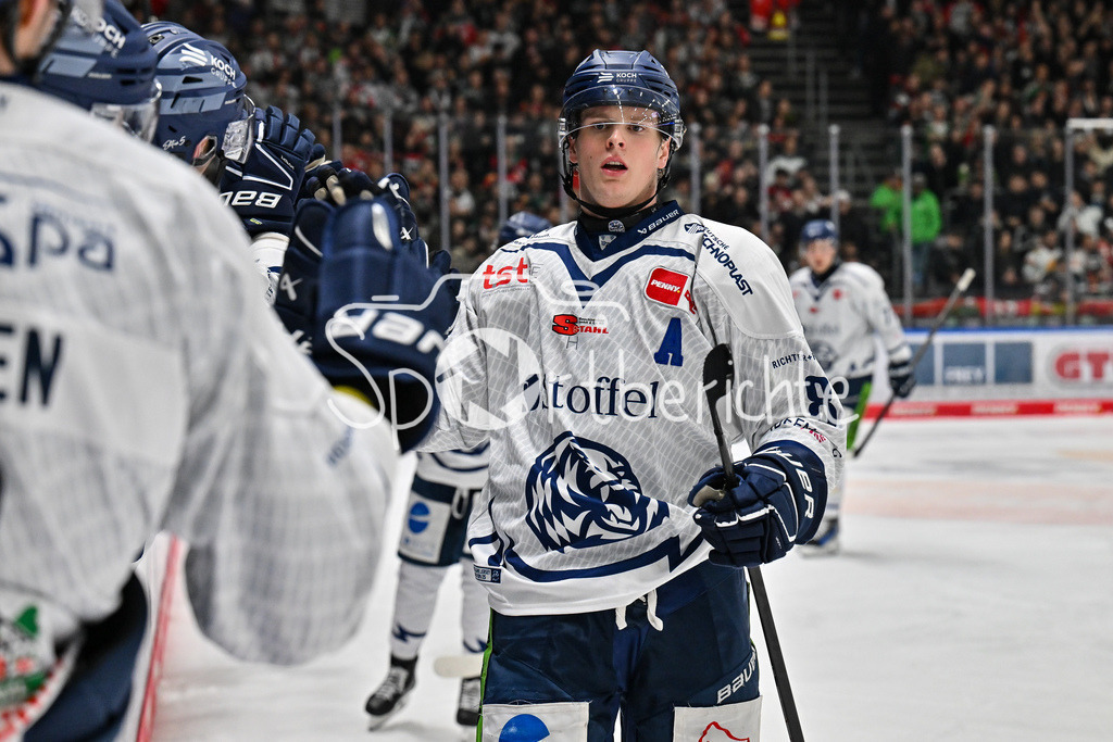 Augsburger Panther - Straubing Tigers | Jubel der Gaeste nach dem Treffer zum 2-1 durch Joshua SAMANSKI (Straubing Tigers #8) / Freude / Happy / Tor / torschuetze / DEL: Augsburger Panther - Straubing Tigers, Curt Frenzel Stadion am 29.11.2024