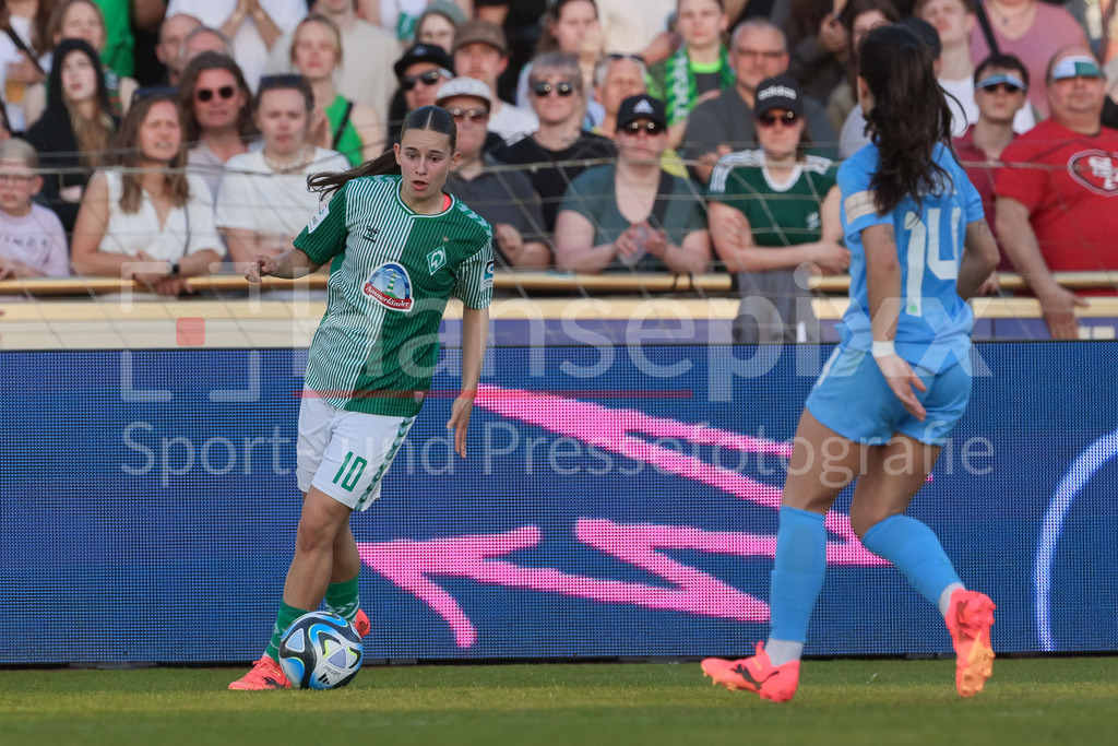 Fussball, Google Pixel Frauen-Bundesliga, SV Werder Bremen - VfL Wolfsburg | v.li.: Tuana Mahmoud (geb. Keles, SV Werder Bremen, 10) am Ball, Einzelbild, Ganzkörper, Aktion, Action, Spielszene, DIE DFB-RICHTLINIEN UNTERSAGEN JEGLICHE NUTZUNG VON FOTOS ALS SEQUENZBILDER UND/ODER VIDEOÄHNLICHE FOTOSTRECKEN. DFB REGULATIONS PROHIBIT ANY USE OF PHOTOGRAPHS AS IMAGE SEQUENCES AND/OR QUASI-VIDEO.