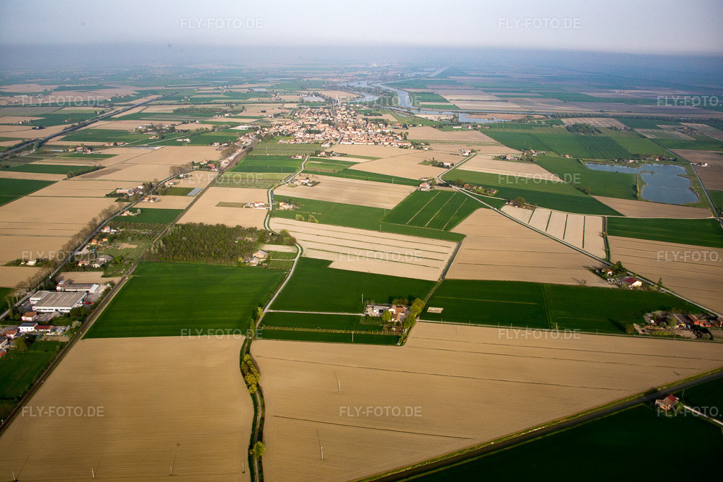 Luftbild: Ortsansicht in Ostellato im Bundesland Emilia-Romagna in Italien. Foto: IMG_087342.jpg vom 05.04.2016 durch Werner Riehm/FLY-FOTO.de