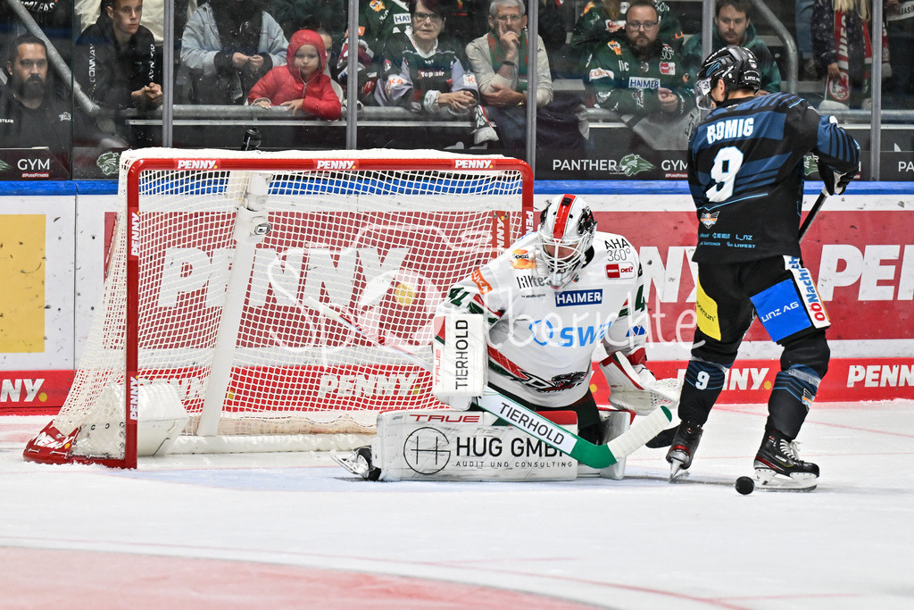 Augsburger Panther - Steinback Black Wings Linz | in dieser Szene kann Peyton JONES (Augsburger Panther 41) einen SChuss der Gäste entschärfen / Testspiel: Augsburger Panther - Steinback Black Wings Linz; Curt Frenzel Stadion am 05.09.2025