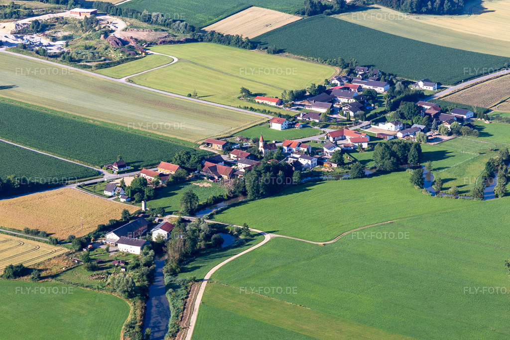 Luftbild: Witzeldorf im Ortsteil Witzeldorf in Frontenhausen im Bundesland Bayern in Deutschland. – Foto: IMG_132974.jpg vom 03.07.2022 durch Werner Riehm/FLY-FOTO.de – Auflösung des Originals: 5472 x 3648 px – Markt Frontenhausen