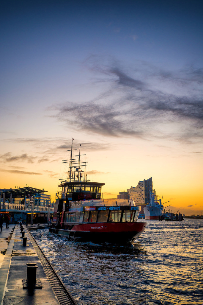 10240209 - Hafenfähre im Morgenlicht | Morgenstimmung an den Landungsbrücken mit Blick auf eine Hafenfähre und die Elbphilharmonie.
