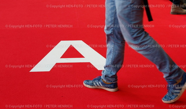 Impressionen Buchmesse | 19.10.2023 75. Frankfurter Buchmesse 2023 75 TIMES Fachmesse für Bücher und Verlage #fbm2023 Messestand Reihe A in Halle 3.1 mit zwei Füßen (Foto: Peter Henrich) - Realisiert mit Pictrs.com