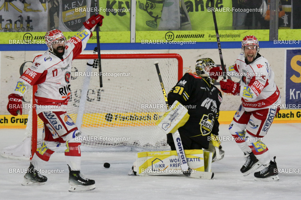 02.11.2025: DEL2  Krefeld Pinguine - Eispiraten Crimmitschau | Krefeld, Deutschland, 02.11.2025: Felix Bick (Krefeld Pinguine) schaut beim Tor für die Gäste während des DEL2-Spiels zwischen Krefeld Pinguine - Eispiraten Crimmitschau am 02.11. 2025 in der Yayla-Arena in Krefeld, Deutschland. (Foto Ralph Görtz / Brauer-Fotoagentur)  (Krefeld Pinguine)
