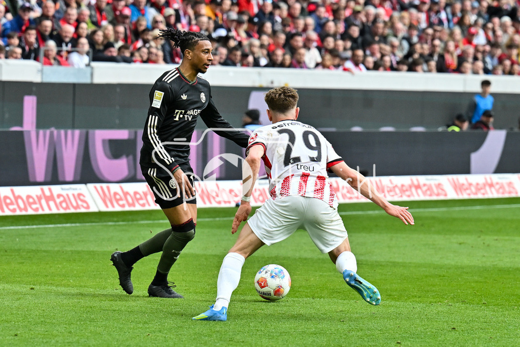 SC Freiburg - FC Bayern München | FREIBURG, GERMANY - 04. APRIL: im Duell Michael OLISE (FC Bayern Munich 17) und Philipp TREU (SC Freiburg 29) während dem Bundesligamatch zwischen dem SC Freiburg und dem FC Bayern München am 28. Spieltag im Europa-Park Stadion / DFL REGULATIONS PROHIBIT ANY USE OF PHOTOGRAPHS AS IMAGE SEQUENCES AND/OR QUASI-VIDEO