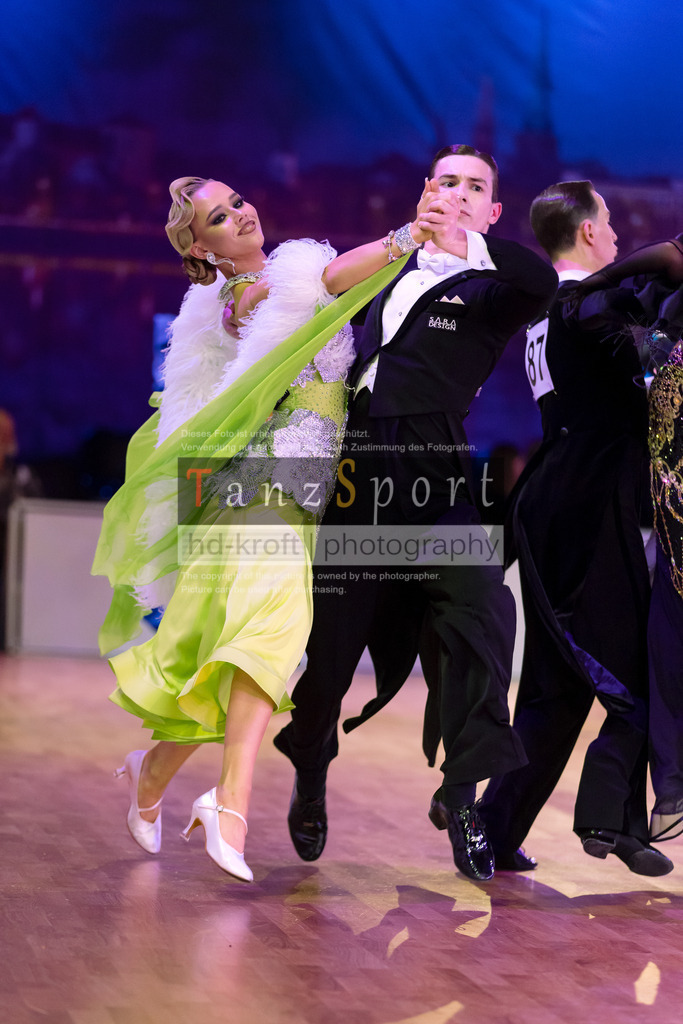 20241215_WDSF_Int_Open_Std-Riga-9364 | Tanzsportbilder, Standardtanz, Lateintanz, WDSF, DTV, LTVB, dancecomp, goc, hessen tanzt, blaues band der spree, walzer, tango, wiener walzer, slowfox, quickstepp, samba, rumba, cha-cha-cha, paso doble. jive, hd-kroft photography, turniertanzsport