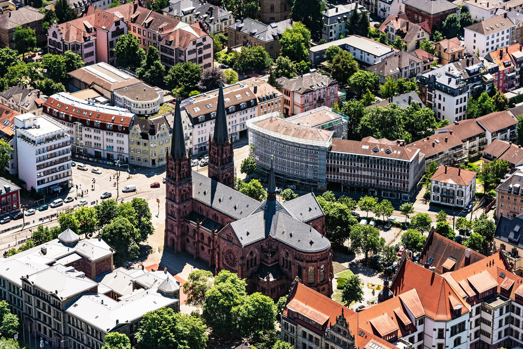 dr__dsc4361.jpg | FREIBURG IM BREISGAU 20.06.2018 Kirchenturm und Turm- Dach am Kirchengebäude der Johanneskirche in Freiburg im Breisgau im Bundesland Baden-Württemberg, Deutschland. // Church tower and tower roof at the church building of Johanneskirche in Freiburg im Breisgau in the state Baden-Wurttemberg, Germany. Foto: Daniel Reiter