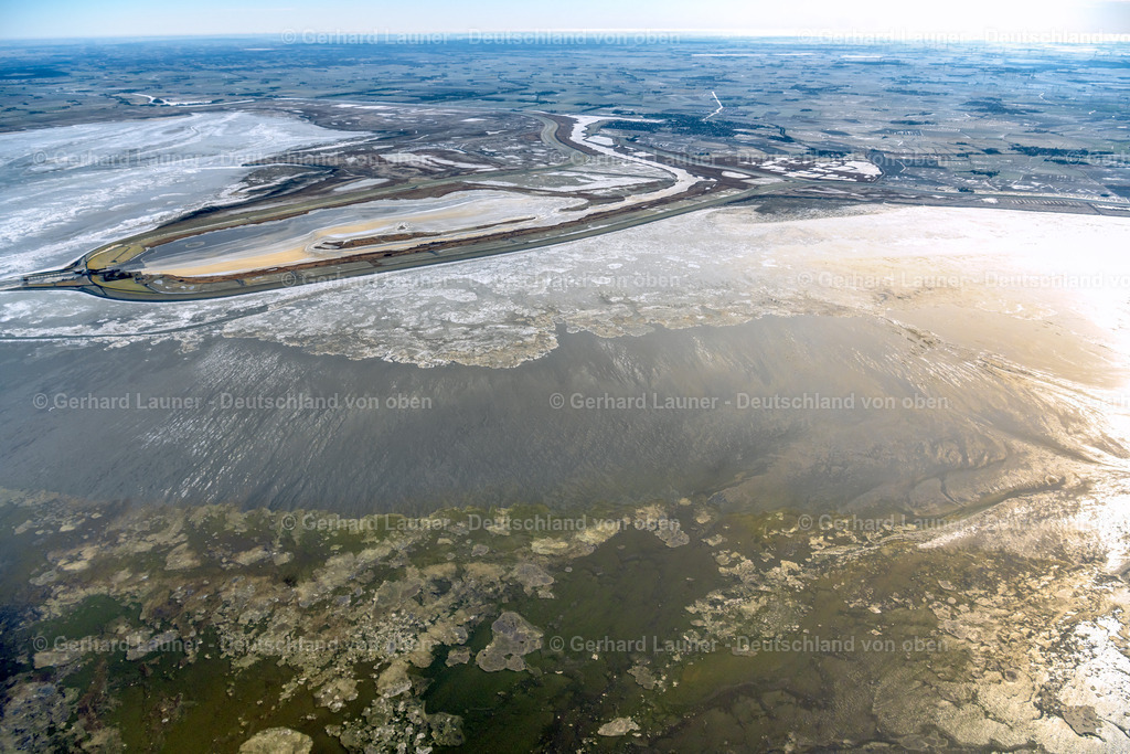 4044186 | Naturschutzgebiet Leyhörner Sieltief LEYHöRN 14.02.2021 Eisschollenstücke einer Treibeis- Schicht auf der Wasseroberfläche vor der Nordsee- Küste in Leyhörn im Bundesland Niedersachsen, Deutschland. // Ice floe pieces of a drift ice layer on the water surface vor of Nordsee- Kueste in Leyhoern in the state Lower Saxony, Germany. Foto: Gerhard Launer