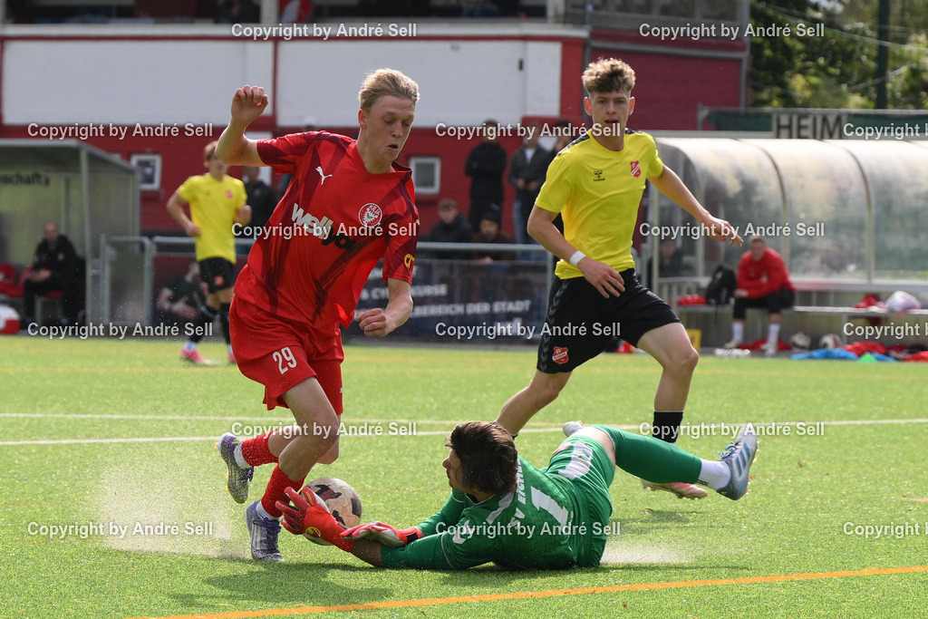 FC Kilia Kiel vs SV Eichede | Lucas Groß (Kilia #29) scheitert an Mats Lüdtke (Eichede #1) / Fußball-Oberliga Männer 2026/2027 / FC Kilia Kiel vs SV Eichede / Kilia Sportplatz / Kiel / 12.09.26 - Realisiert mit Pictrs.com